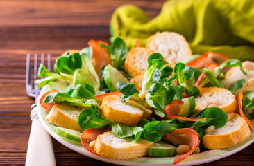 Ham bacon, cucumber, spinach and crackers salad