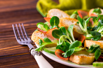 Ham bacon, cucumber, spinach and crackers salad
