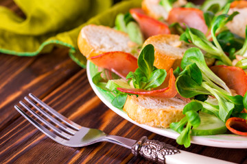 Ham bacon, cucumber, spinach and crackers salad