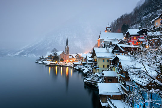  Hallstatt na Austria com nece. Paisagem maravilhosa de cidade típica. 