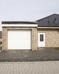 Garage mit weißem Tor