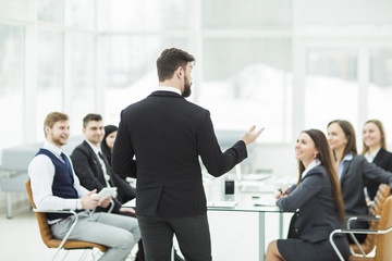  CEO speaks at the workshop business team in a modern office