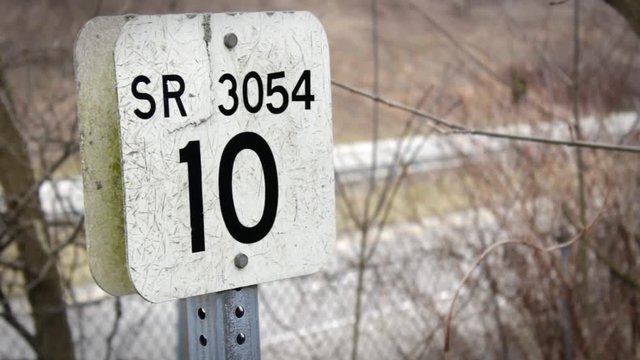 SR Street sign with defocused traffic
