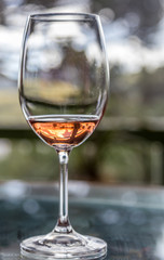 Taça com vinho rosado.