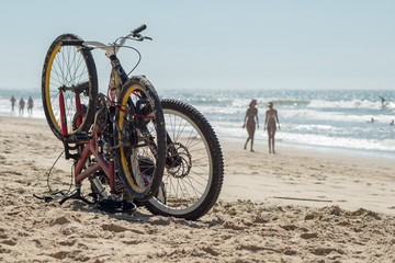 Fototapeta premium bicicletas na praia