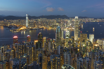 Obraz premium Port Victoria w Hongkongu o zmierzchu