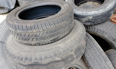Obraz premium dump the old car tires