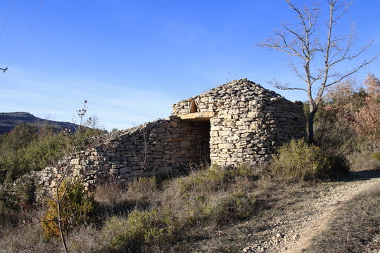 Abri de pierre s&egrave;che ou orri dans la garrigue, Aude, Occitanie dans le sud de la France