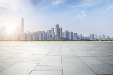 Obraz premium cityscape and skyline of chongqing in cloud sky on view from empty floor