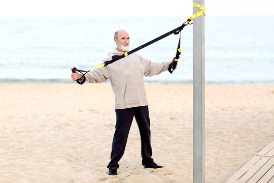 Senior macht cross-fit training am Strand 