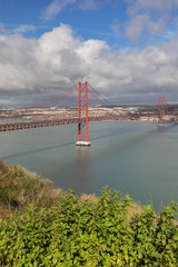 Obraz premium Ponte de 25 Abril: Hängebrücke in Lissabon