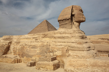 Fototapeta na wymiar The Sphinx at Giza and ancient Egyptian pyramid in Giza, Cairo