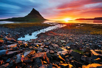 Fototapete Kirkjufell Der malerische Sonnenuntergang über Landschaften und Wasserfällen. Berg Kirkjufell Island