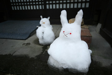 溶けかけた雪だるま｜ウサギの雪だるま