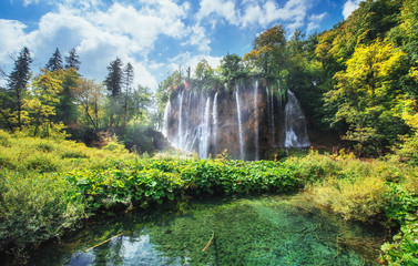 Fototapeta na wymiar Waterfalls in national park falling into turquoise lake. Plitvice, Croatia