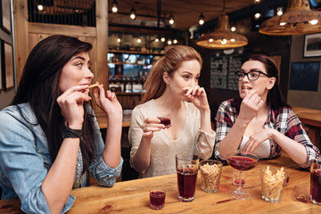 Three girls drinking beer with frit potatoes