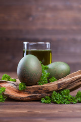 natural easter egg dyeing green with parsley