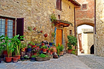 Fototapeta na wymiar affascinante borgo di Montefioralle, tipico villaggio medievale in Toscana nel comune di Greve in Chianti, Italia