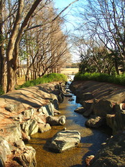 小川のある公園風景