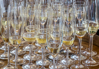 Taças com vinho branco.