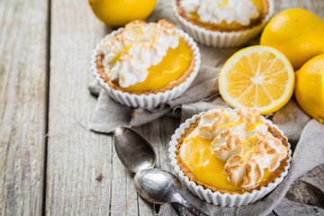 Lemon meringue mini pies © anaumenko