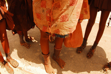 african girls wearing the foot bracelets