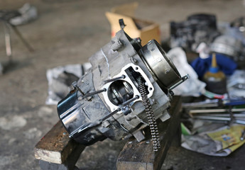 Obraz premium Part of a motorcycle engine in repair of the damage, Garage shop