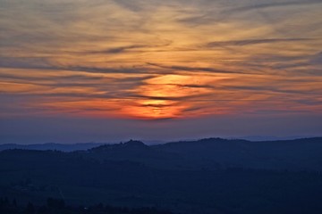 tramonto panoramico con cielo nuvoloso in Toscana Italia