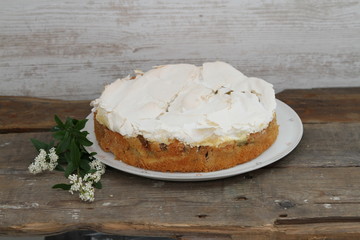 Rhabarber Baisetorte