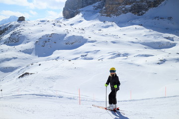 Fototapeta na wymiar junge Skifahrerin in den Alpen