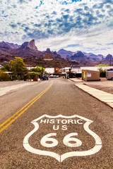  Historische US Route 66 met snelwegbord op asfalt en een panoramisch uitzicht over Oatman, Arizona, Verenigde Staten. De foto is gemaakt tijdens een roadtrip met de motor door de zuidwestelijke staten van de VS. © Michael Urmann