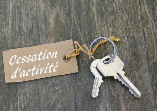 cessation d'activit&eacute;,concept de faillite sur &eacute;criteau, et trousseau de cl&eacute;