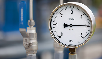 Pressure gauge in oil and gas production process for monitor condition