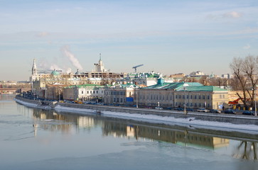 Fototapeta na wymiar Winter view of Sofiyskaya embankment and the river, Moscow, Russia