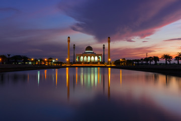 Obraz premium Beautiful sunset of Central Songkhla Mosque, Thailand.