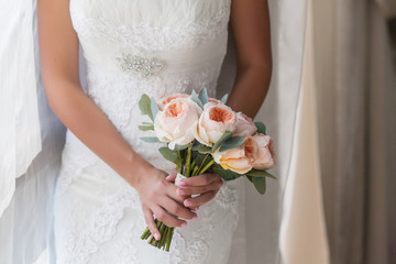 Obraz na płótnie Canvas Bride holding rich marriage bouquet