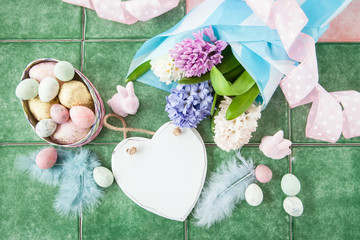 Osterdekoration und frische Blumen