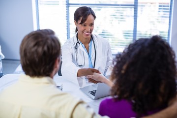 Obraz premium Doctor and woman shaking hands