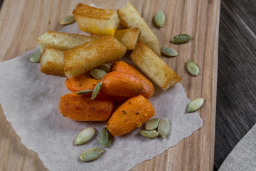 Quick light snack. Croutons and baked carrots.