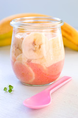 Leckere Smoothies mit Bananen- Scheiben