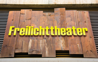 Schild 222 - Freilichttheater