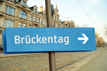 Schild 211 - Brückentag