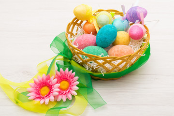 cesto pasquale pieno di uova colorate