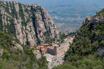Fototapeta na wymiar Abadia de Montserrat entre montañas de la sierra de Montserrat
