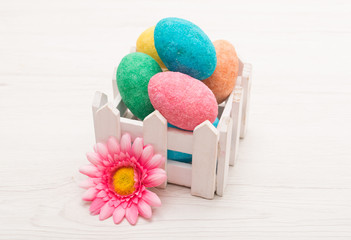 recinto pieno di uova e fiore di primavera