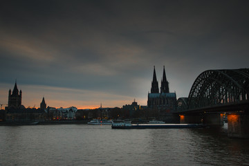 Sonnenuntergang an der Kölner Rheinpromenade