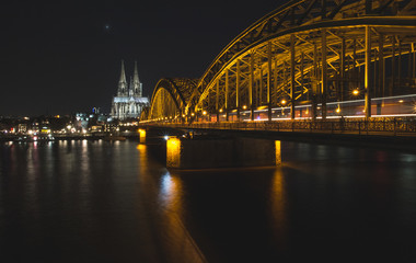 Fototapeta premium Goldene Brücke