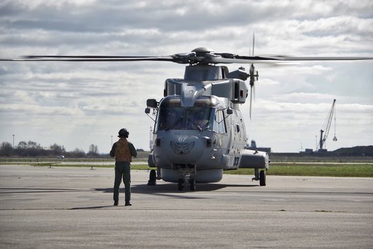 Hélicoptère Merlin et opérateur de la Royal Navy