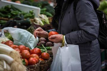 Comprando tomates en el mercado local y tradicional