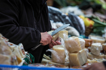 Vendendor de queso en el mercado